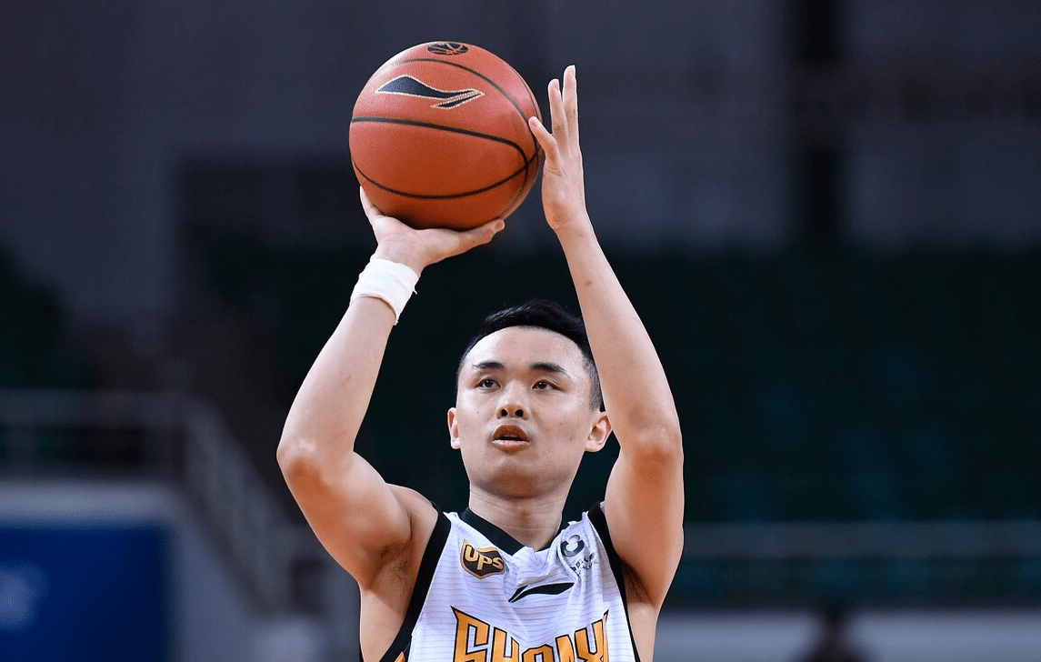 阿斯顿维拉训练开放日；清晨官宣签约引欢呼；CBA常规赛在即；心理建设被强调的简单介绍