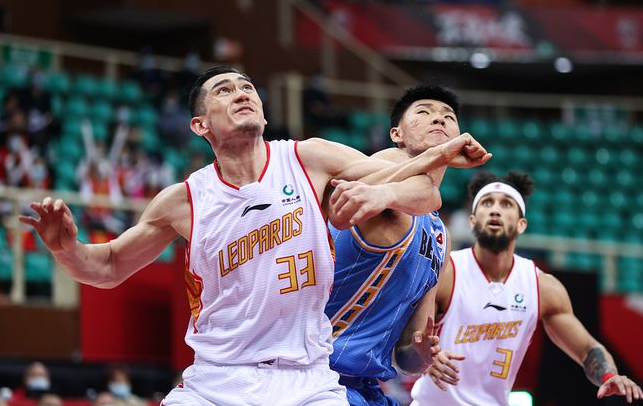 阿斯顿维拉训练开放日；清晨官宣签约引欢呼；CBA常规赛在即；心理建设被强调的简单介绍